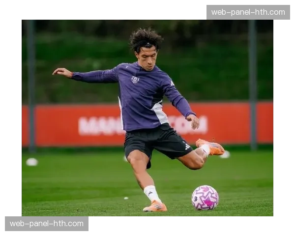 曼联官方更新伤病名单:利桑德罗-马丁内斯预计赛季报销 曼联官方更新伤病名单:利桑德罗-马丁内斯预计赛季报销