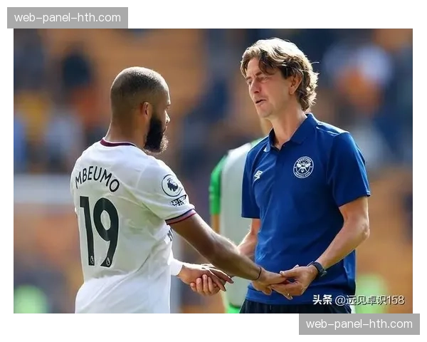 镜头聚焦:布伦特福德主场球迷致敬即将离队的老队长扬森 镜头聚焦:布伦特福德主场球迷致敬即将离队的老队长扬森